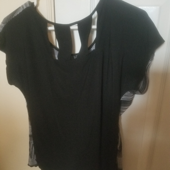 Dress Barn Black White Chevron Print Short Sleeve Open Back Blouse Size Petite M - Picture 2 of 4